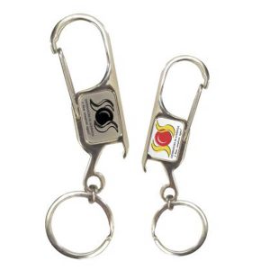 Chaveiro de metal com mosquetão e abridor